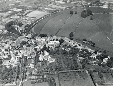 5728 Luchtfoto van de dorpskom van Harmelen uit het zuiden. N.B. De gemeente Harmelen is op 1 januari 2001 bij de ...